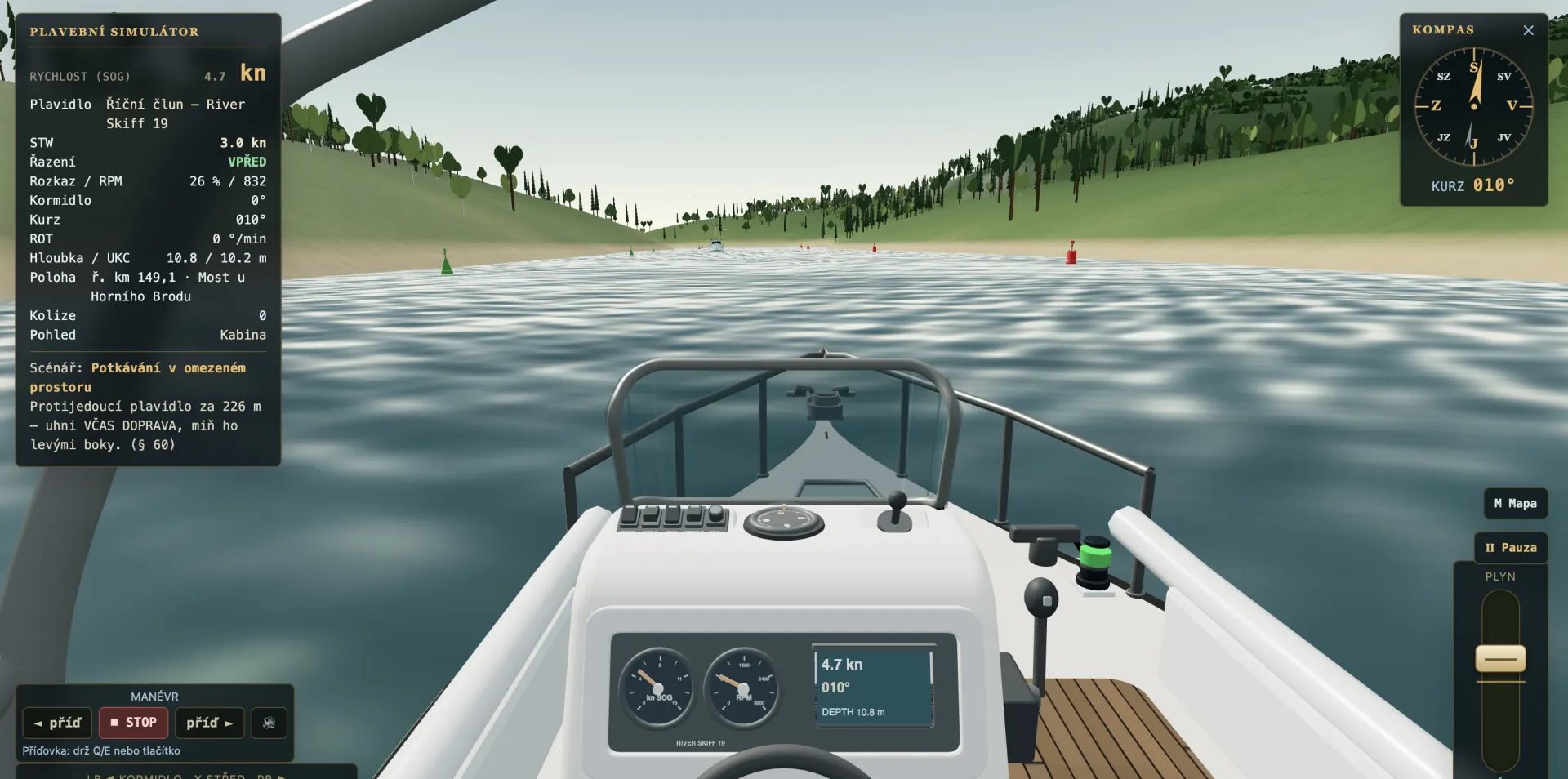 Pohled z kabiny říčního člunu River Skiff 19 na řeku se zelenými a červenými bójemi, vlevo přístroje simulátoru.